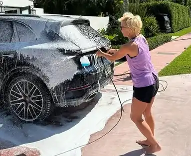 Нана мие кола за 200 000 долара (Снимки)