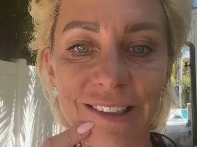 НЕ, НЕ Е ИНСУЛТ: Ботокс изкриви лицето на Нана, тя изрева! (връща се спешно у нас - СТРАХОВИТИ СНИМКИ)