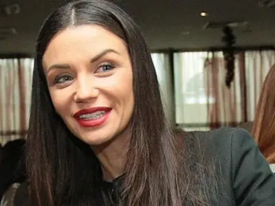 Одумват я и й завиждат: МЛАД ЖРЕБЕЦ ЛЮБИ Диляна Попова! (няма да повярвате кой е той - ВИЖ ТУК)