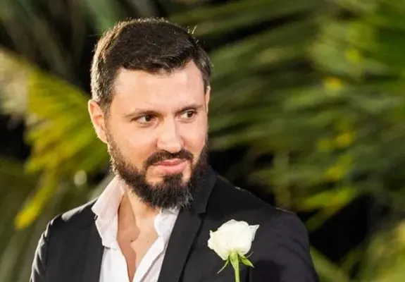 Подмолен и безцеремонен! Мартин Елвиса не спира да използва момичетата в "Ергенът"
