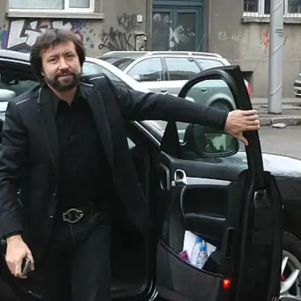 Подсъдимият Николай Банев снима голи жени (Фото)