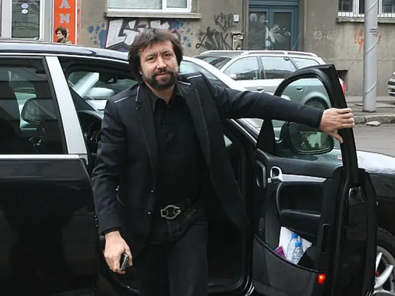 Подсъдимият Николай Банев снима голи жени (Фото)