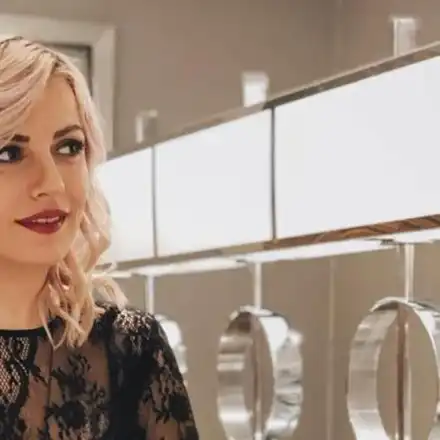 Поли Генова се учи да вари кафе