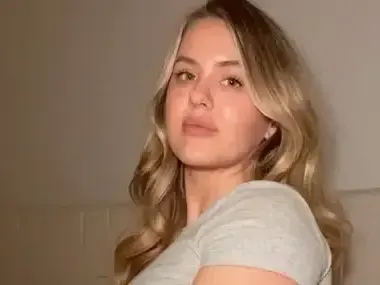 Порно модел обикаля старческите домове