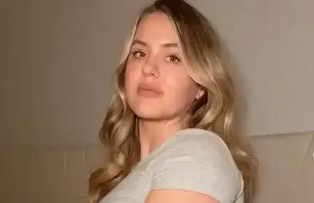 Порно модел обикаля старческите домове