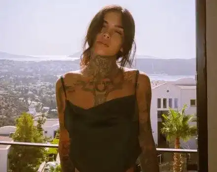 Порнозвезда от „Сървайвър“ стана зидаро-мазачка СНИМКИ