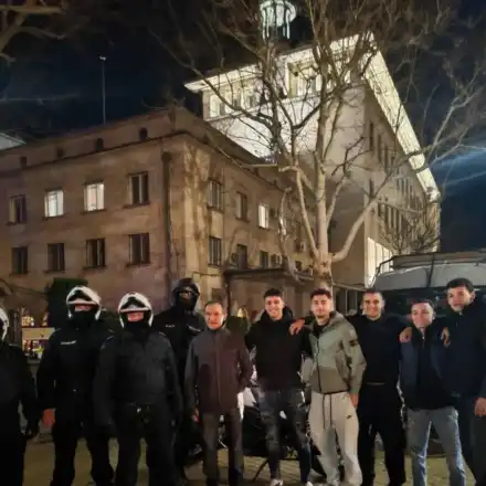 Позор! Васил Божков-Черепа и пудела Джейхан Ибрямов отвориха чекмеджето с кеша за нефелен протест пред Съдебната палата