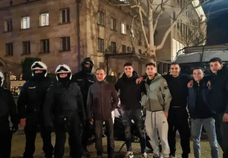 Позор! Васил Божков-Черепа и пудела Джейхан Ибрямов отвориха чекмеджето с кеша за нефелен протест пред Съдебната палата