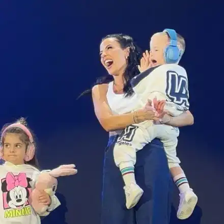 Публиката избухна: Криско качи децата си на сцената