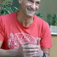 РАЗКРИТИЕ:  Куп звезди следват шпионката Цеца