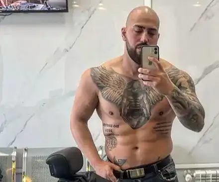 Ревльото Виктор си татуира  името на Беба, но и това на гаджето