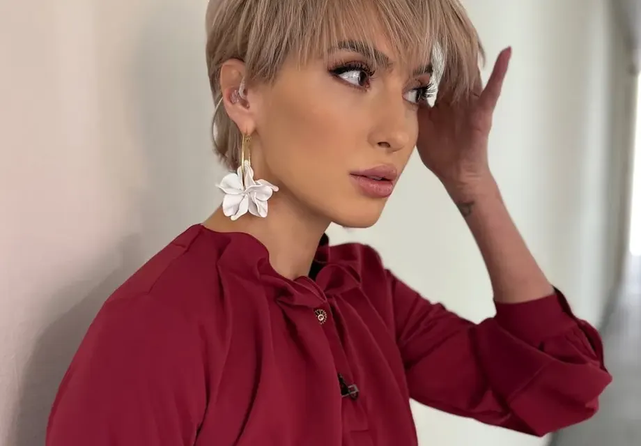 Ромина Андонова сменя палтата с пищни обеци