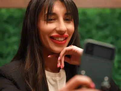 СБОГУВАЙТЕ СЕ С ЦЪР ПЪР от "Ергенът" и се запознайте с новата Виктория! (Асенова си отряза носа "из корен" - СНИМКИ)