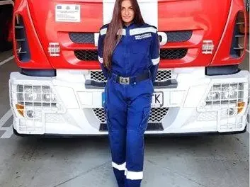 Секси пожарникарка от "Ергенът" роди тайно. Кой ли е бащата? СНИМКИ