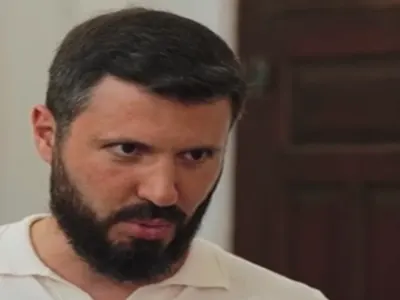 Що излъга момите бе, цървул?! Вижте как "ергенчето" Мартин Николов страстно целува младата Йоана! (СНИМКИ)