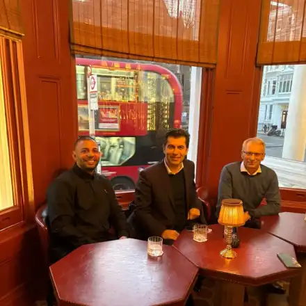 Скандал! Кики и Ники заведоха в Лондон цигански лихвар, рода̀ на Киро Японеца