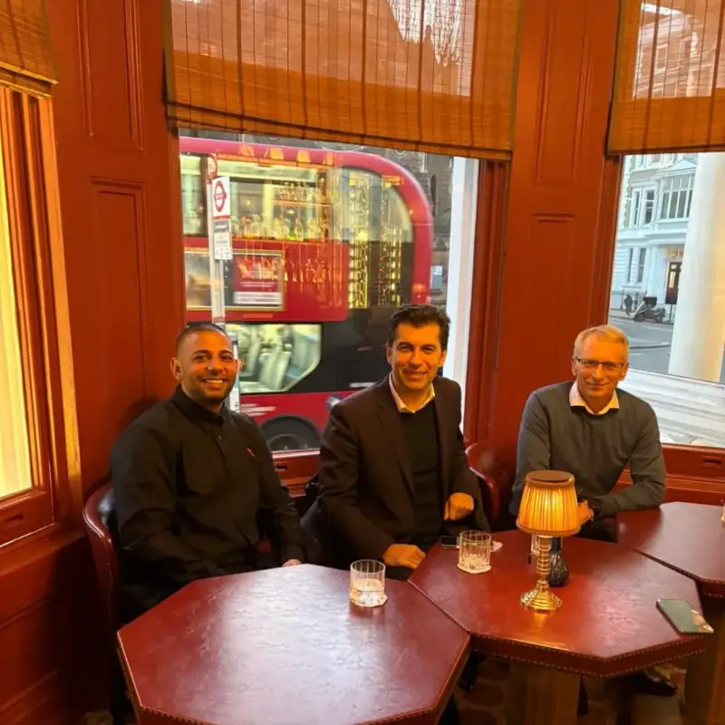 Скандал! Кики и Ники заведоха в Лондон цигански лихвар, рода̀ на Киро Японеца