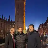 Скандал! Кики и Ники заведоха в Лондон цигански лихвар, рода̀ на Киро Японеца