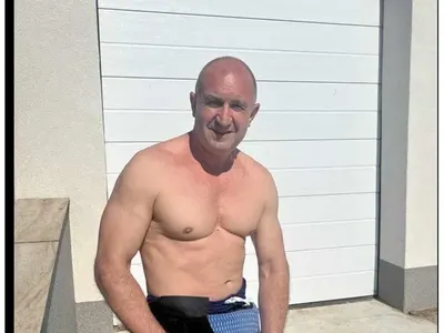 Стюардеса  е тайната любовница на Румен Радев