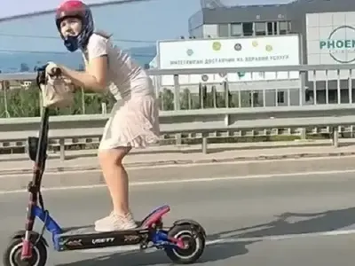 Тротинетката в розово на гарата