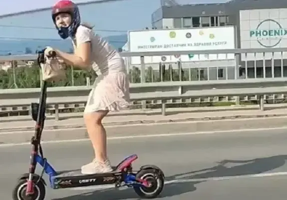 Тротинетката в розово на гарата