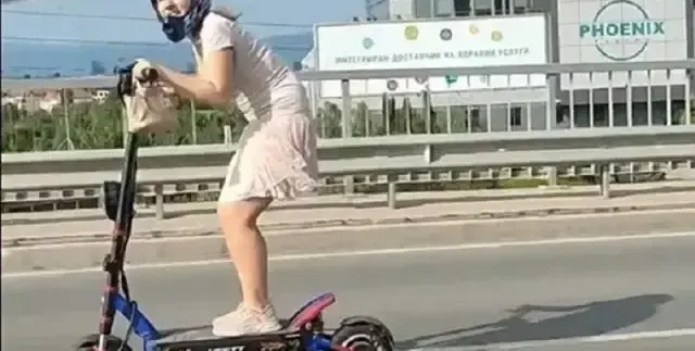 Тротинетката в розово на гарата