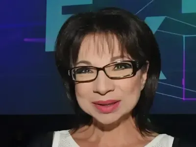 Уж е забранено?! Цветанка Ризова пуши в заведение СНИМКИ