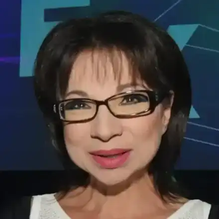 Уж е забранено?! Цветанка Ризова пуши в заведение СНИМКИ