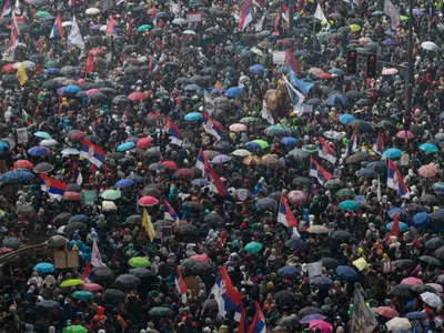 Улиците на Белград са непроходими от хора, протест и контрапротест в сърцето на града