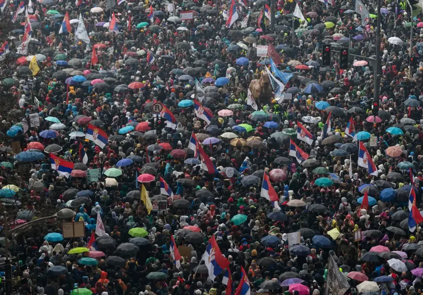 Улиците на Белград са непроходими от хора, протест и контрапротест в сърцето на града