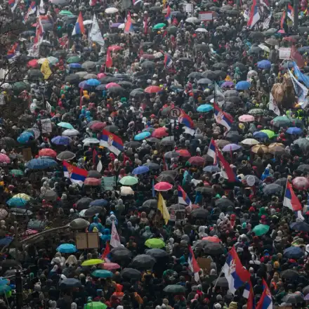 Улиците на Белград са непроходими от хора, протест и контрапротест в сърцето на града