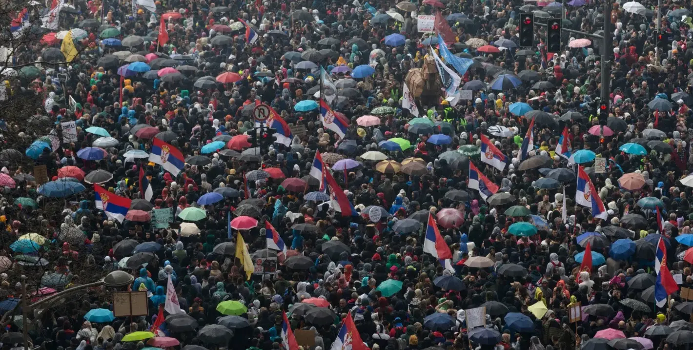 Улиците на Белград са непроходими от хора, протест и контрапротест в сърцето на града