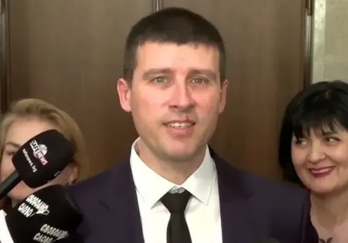 „Величие“ на нокти дали ще се разцепи