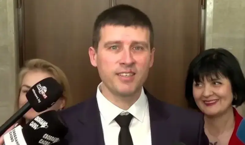 „Величие“ на нокти дали ще се разцепи