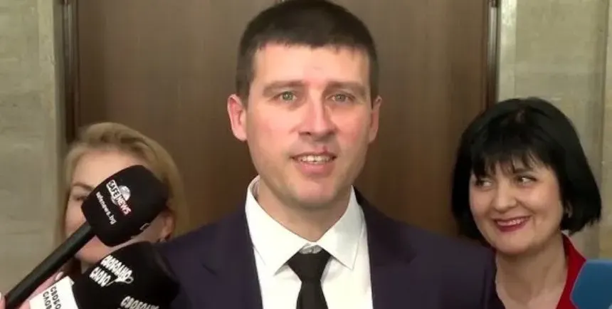 „Величие“ на нокти дали ще се разцепи
