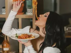 Венцислава Тафкова се пусна по сутиен от кухнята (Hot ФОТО)
