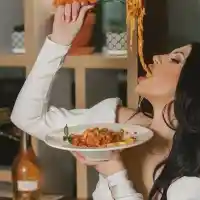 Венцислава Тафкова се пусна по сутиен от кухнята (Hot ФОТО)