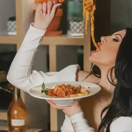 Венцислава Тафкова се пусна по сутиен от кухнята (Hot ФОТО)