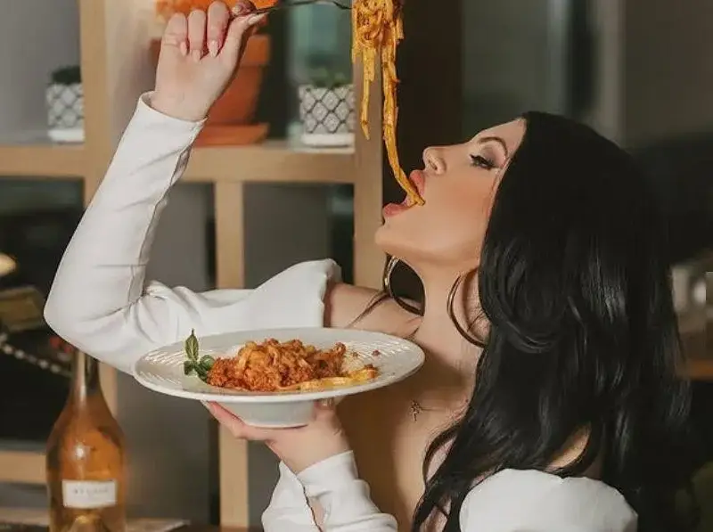 Венцислава Тафкова се пусна по сутиен от кухнята (Hot ФОТО)