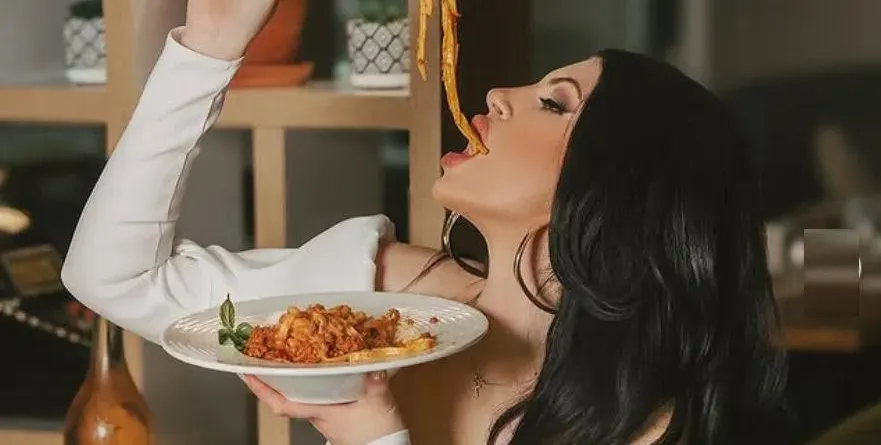 Венцислава Тафкова се пусна по сутиен от кухнята (Hot ФОТО)