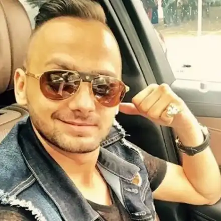 Внукът на цар Киро се къпе в разкош