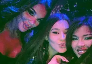 ВУЛГАРНО: Ергенките Мартина и Бранимира се мляскат  на купон (СНИМКИ)