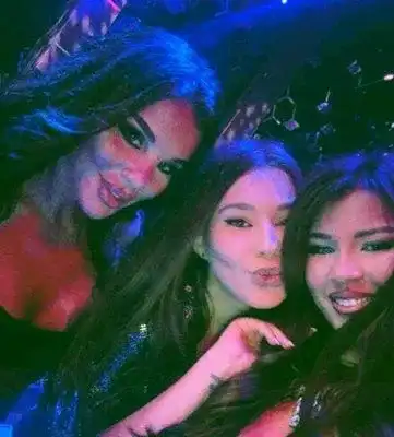 ВУЛГАРНО: Ергенките Мартина и Бранимира се мляскат  на купон (СНИМКИ)