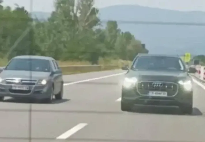 Ако ви присветнат с фарове в лява лента, нарушение ли е