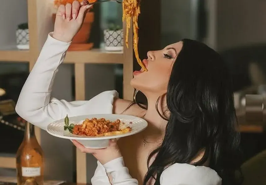 Венцислава Тафкова се пусна по сутиен от кухнята (Hot ФОТО)