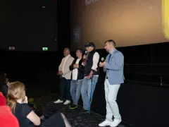 Юлиан Вергов с патерица на най-новата си премиера: Куцо, кьораво и сакато се довлачи да гледа 
