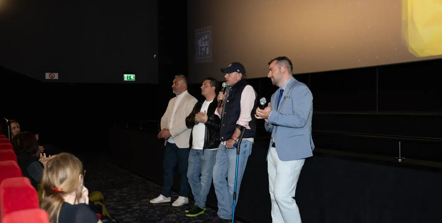 Юлиан Вергов с патерица на най-новата си премиера: Куцо, кьораво и сакато се довлачи да гледа