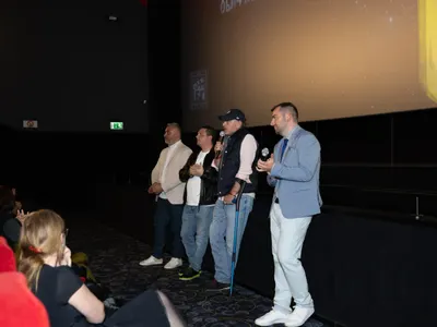 Юлиан Вергов с патерица на най-новата си премиера: Куцо, кьораво и сакато се довлачи да гледа