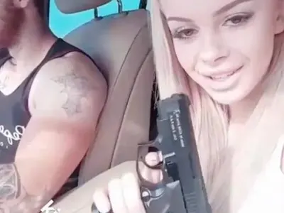 За рейтинг и последователи: Чалгаджийки разлаяха кучетата с издънки зад волана (СНИМКИ)