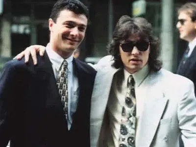 30 години след разстрела: Щерката на Васил Илиев бърка бетон! (СНИМКИ)